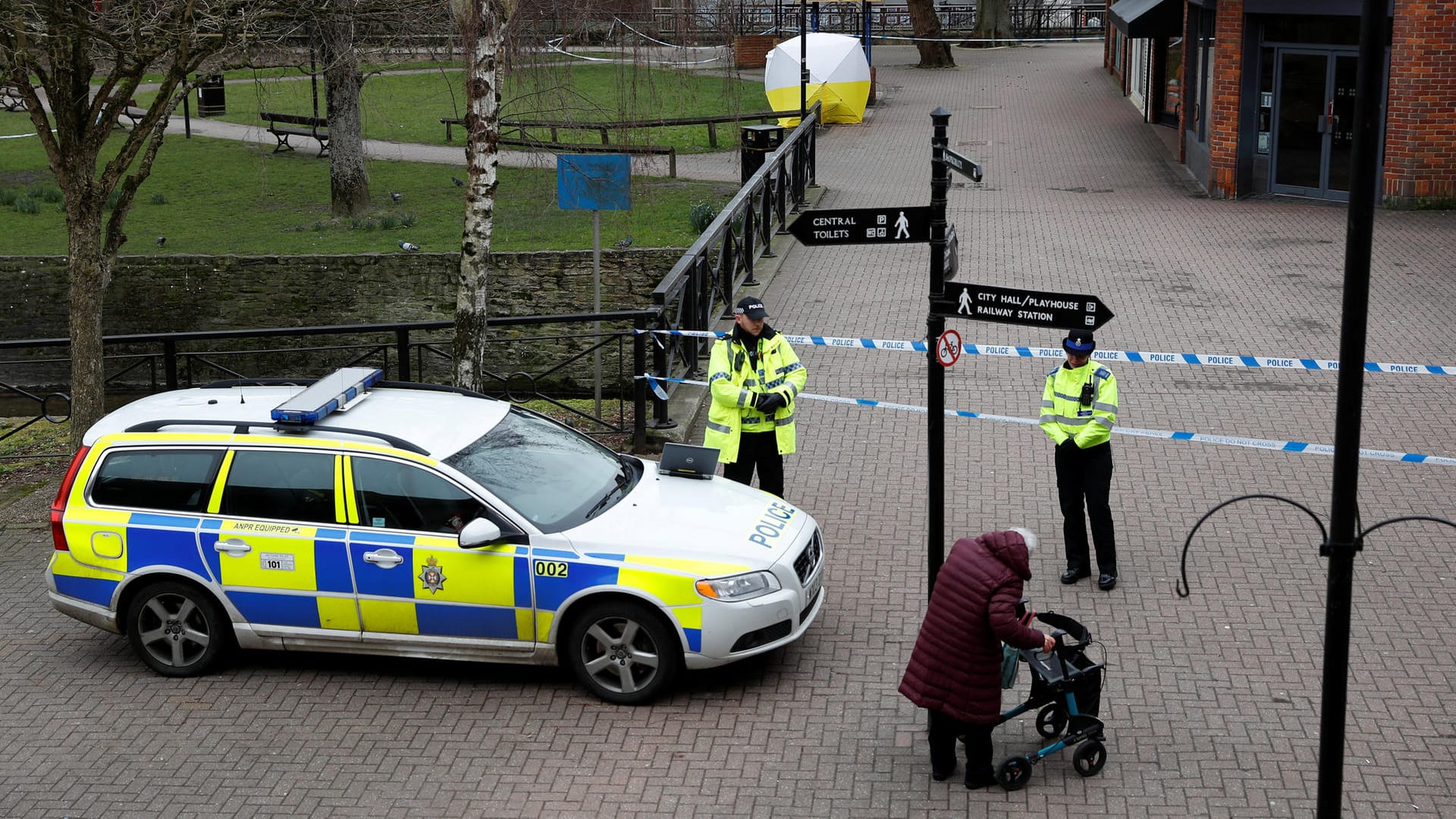 Polizei am Tatort im südenglischen Salisbury: Inzwischen sind insgesamt 22 Personen mit Vergiftungserscheinungen behandelt worden. Polizei am Tatort im südenglischen Salisbury: Inzwischen sind insgesamt 22 Personen mit Vergiftungserscheinungen behandelt worden.