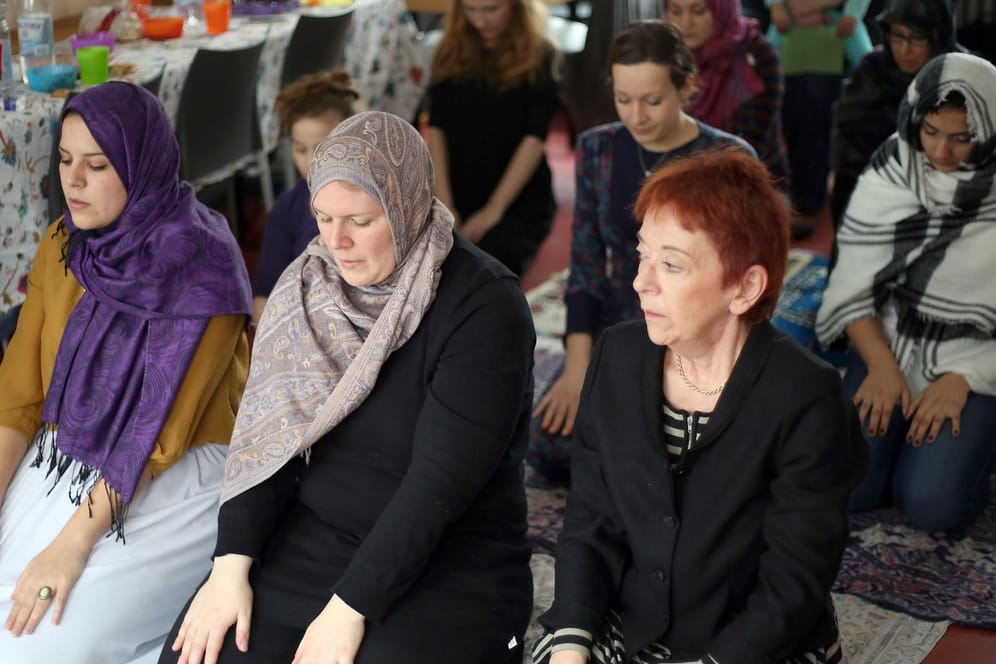 Mitglieder einer liberalen muslimischen Gemeinde beten in Köln: Auch im Islam lässt sich der Widerstand gegen die Unterdrückung der Frauen führen, findet unsere Kolumnistin.