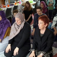 Mitglieder einer liberalen muslimischen Gemeinde beten in Köln: Auch im Islam lässt sich der Widerstand gegen die Unterdrückung der Frauen führen, findet unsere Kolumnistin.
