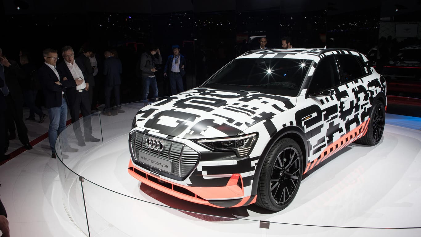 Der noch getarnte E-tron ist Audis Antwort auf Teslas elektrisches Model X