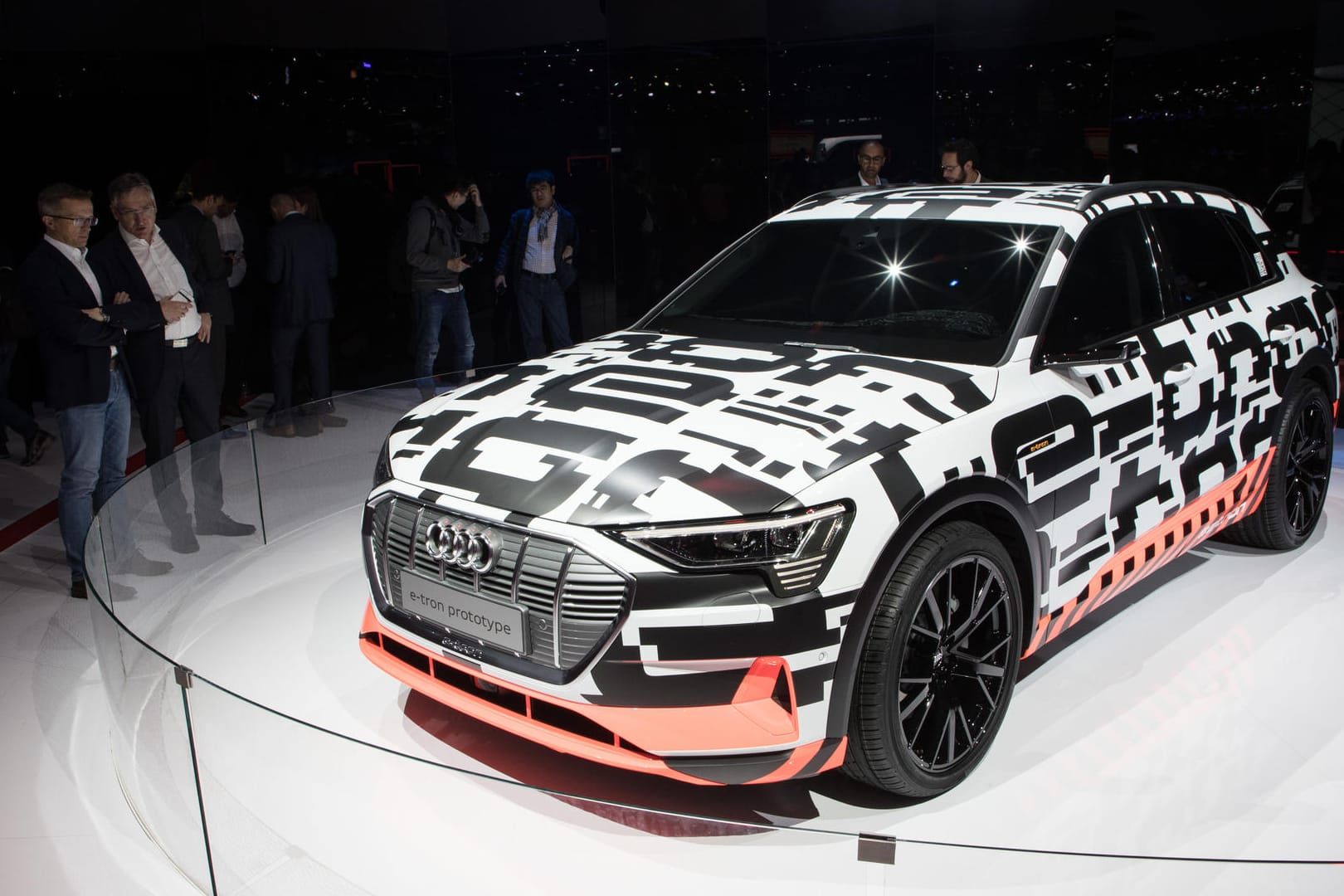 Der noch getarnte E-tron ist Audis Antwort auf Teslas elektrisches Model X