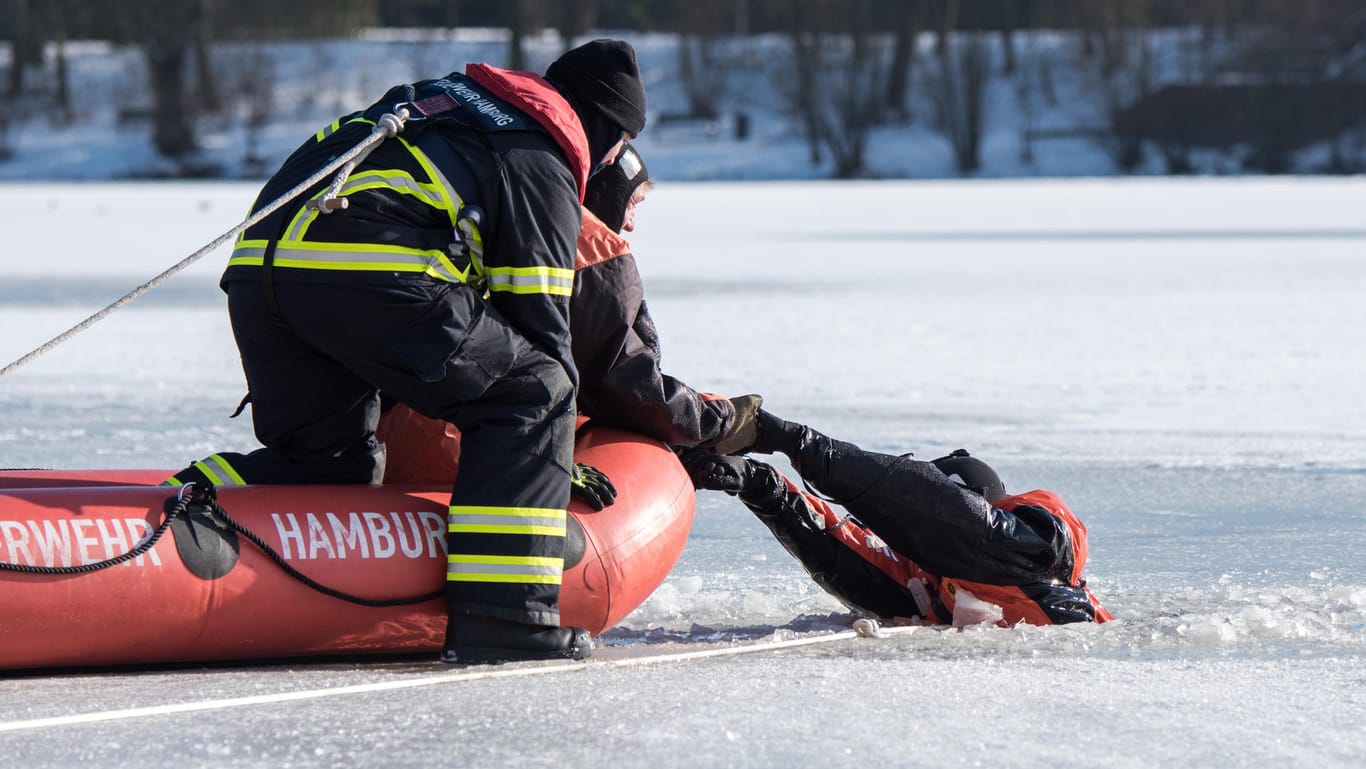 Hamburger Feuerwehrleute bei einer Übung Anfang März. Dieses Mal mussten sie nicht selbst aufs Eis.