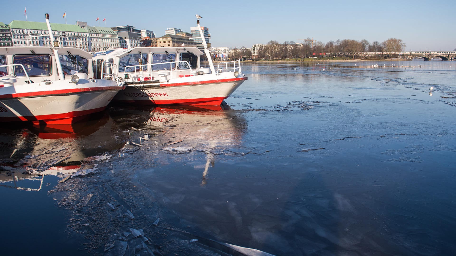 Sonniges Wetter über der Hamburger Binnenalster. Einem älteren Mann wäre das eiskalte Wasser beinahe zum Verhängnis geworden.