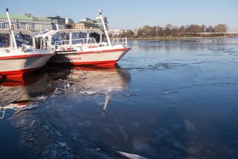 Sonniges Wetter über der Hamburger Binnenalster. Einem älteren Mann wäre das eiskalte Wasser beinahe zum Verhängnis geworden.