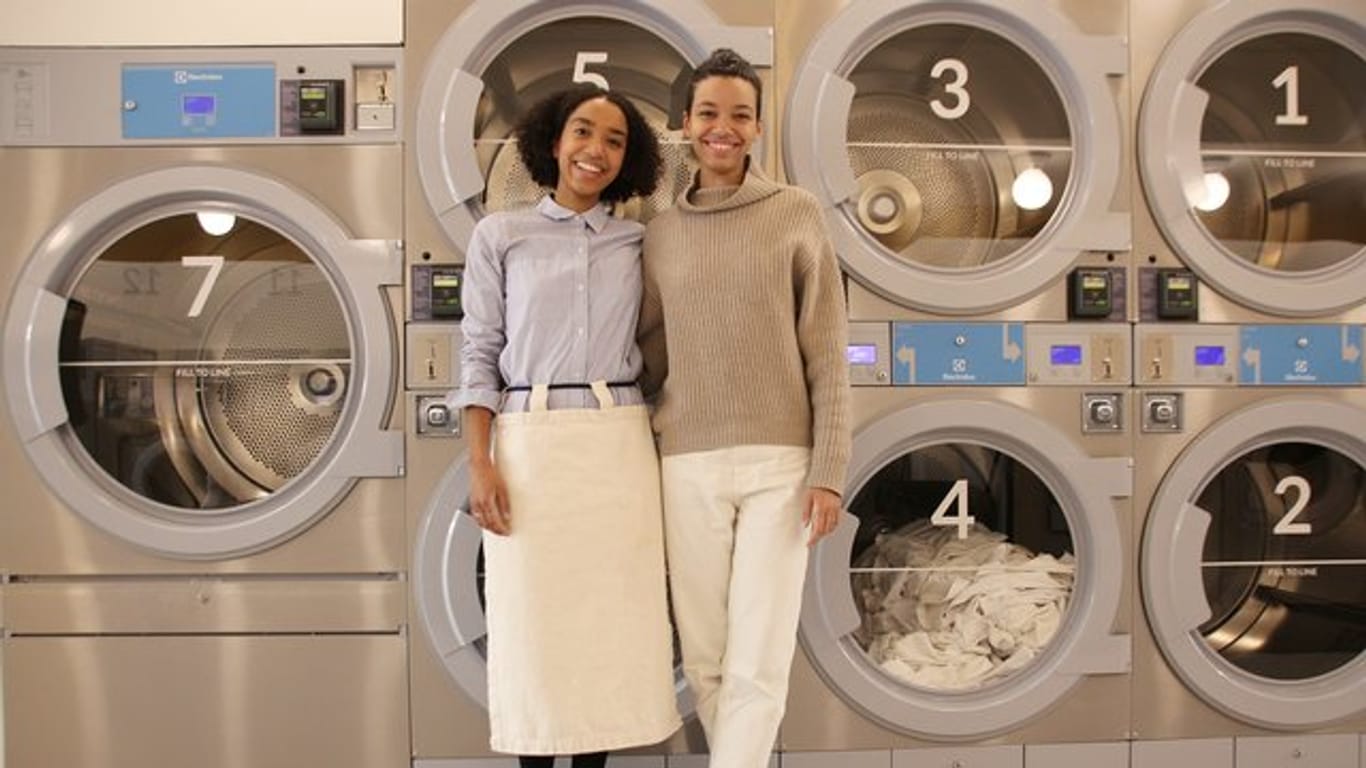 Corinna (l) und Theresa Williams in ihrem Waschsalon "Celsious" in Brooklyn.