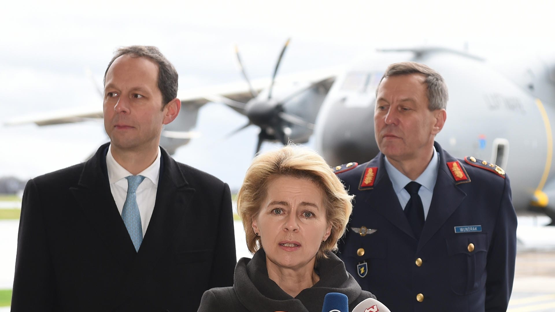 Hendrik Hoppenstedt (links hinter Ursula von der Leyen): er wird Staatsminister im Bundeskanzleramt, zuständig für die Koordinierung der Bund-Länder-Beziehungen.