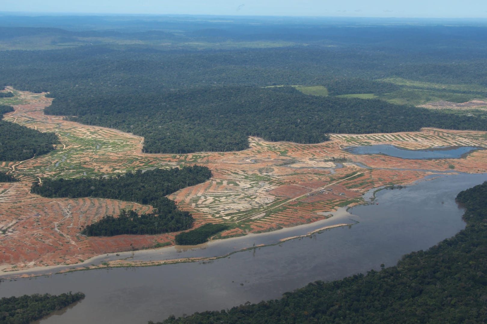 Entwaldete Waldflächen am Rande des Juruena-Nationalpark im Amazonas-Regenwald in Brasilien: das Buch des Journalisten Thomas Fischermann zeigt, was die Abholzung des Regenwaldes für indigene Völer bedeutet.