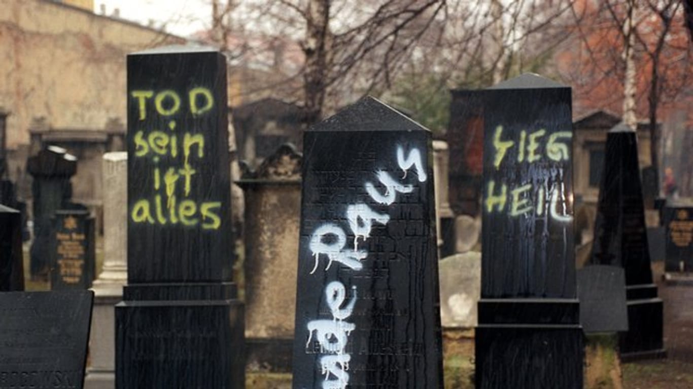 Antisemitische und Nazi-Parolen auf dem Alten Jüdischen Friedhof in Leipzig.