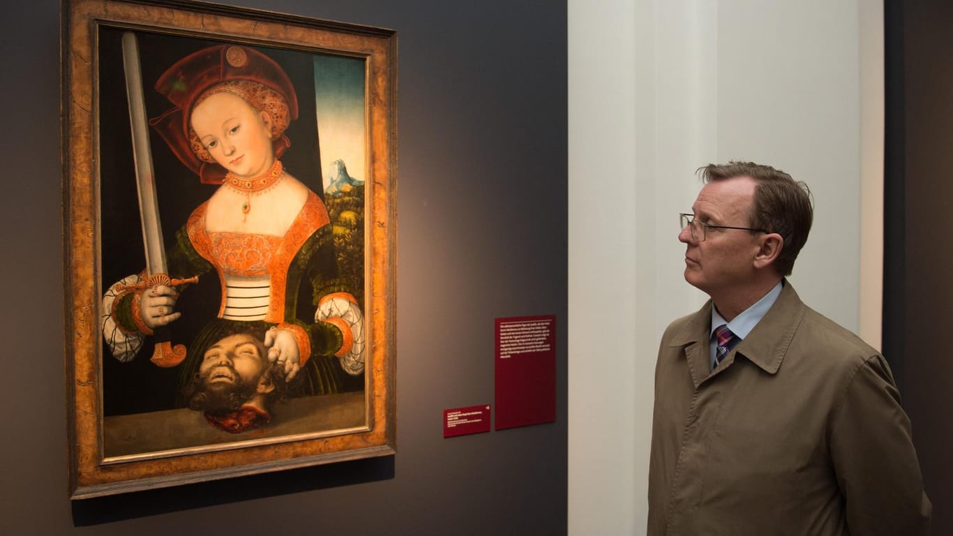 Ramelow betrachtet das Bild "Judith mit dem Kopf des Holofernes" von Lucas Cranach dem Älteren in Gotha: Cranach der Ältere starb in Weimar.