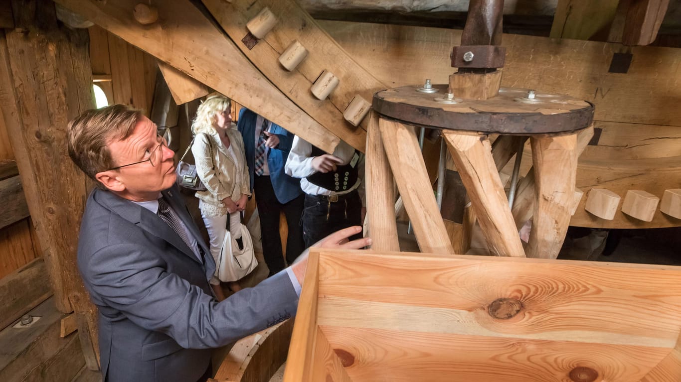 Ramelow betrachtet das Getriebe einer 1732 errichteten Mühle: Menschen sollten ihre Tradition kennen, fordert er.