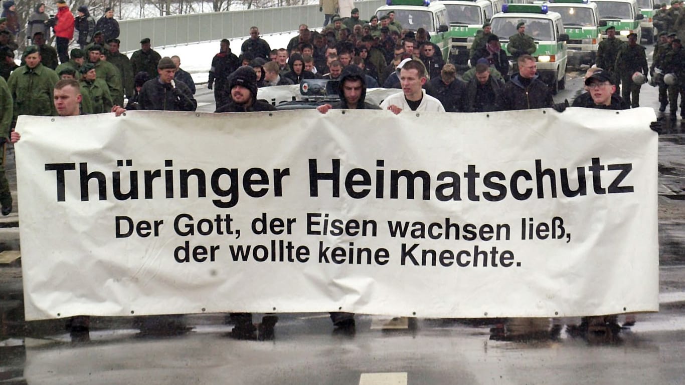 Rechtsextreme Demonstranten im Jahr 2001: Der "Thüringer Heimatschutz" war eine aktive rechtsextreme Organisation mit Kontakten zum NSU.