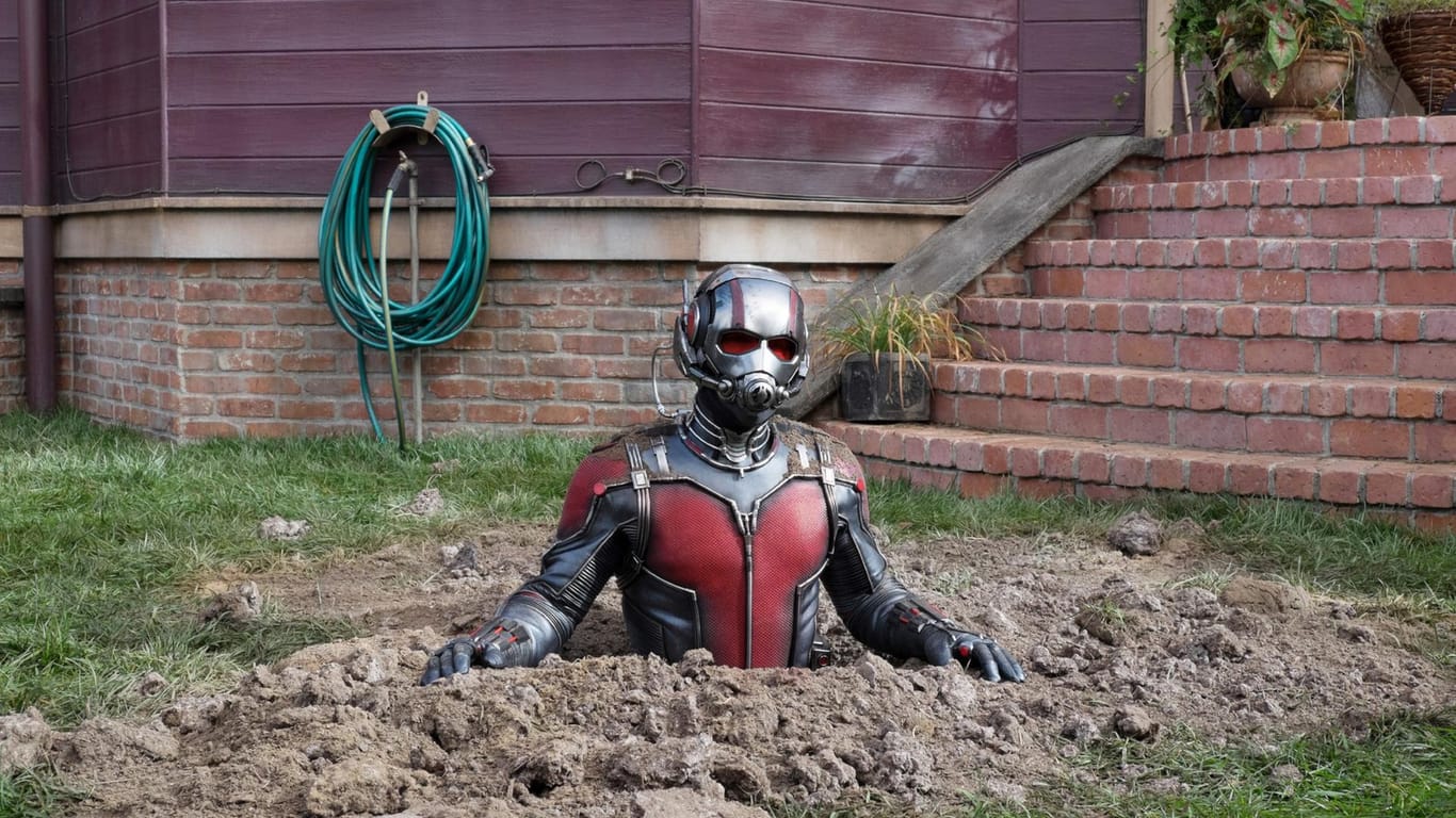Auch Superhelden haben Probleme: Gartenarbeit auf "Ant-Man"-Art (Paul Rudd).