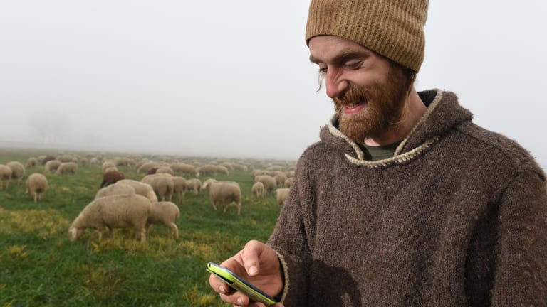 Mit den Schafen im Netz: Netz Schäfer Sven de Vries hält auf Twitter und Facebook über sein Leben als Schäfer auf dem Laufenden. Nun hat er auch die Petition für die Weidetierprämie gestartet.