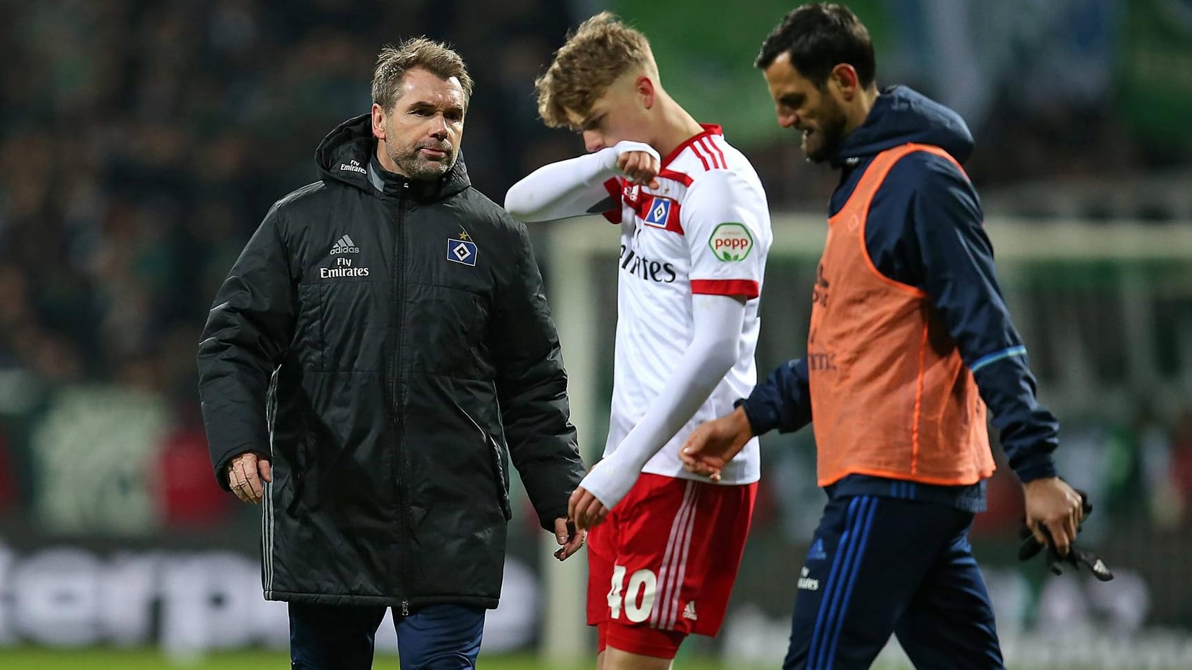 Kaum noch Hoffnung: HSV-Trainer Hollerbach (li.) mit Jann-Fiete Arp und Mergim Mavraj. Kaum noch Hoffnung: HSV-Trainer Hollerbach (li.) mit Jann-Fiete Arp und Mergim Mavraj.