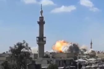 Umkämpftes Ost-Ghuta: Das Videostandbild soll eine Explosion nach einem Luftangriff der syrischen Armee zeigen.