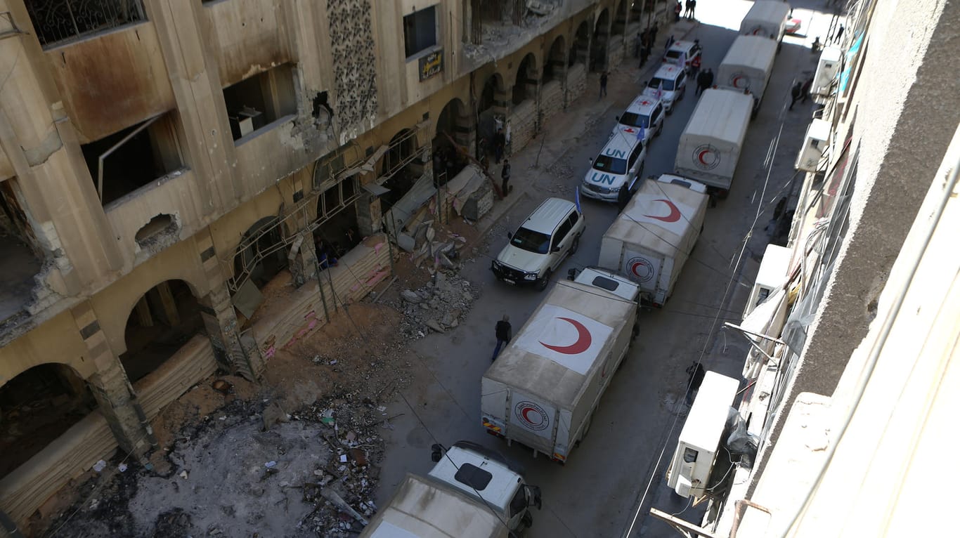 Gefährliche Mission: Ein internationaler Hilfskonvoi rollt durch eine Straße in dem Vorort von Damaskus.