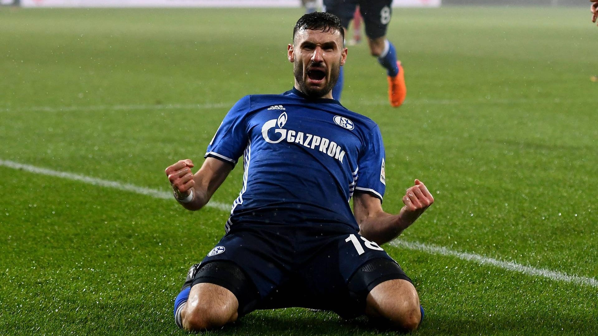 Königsblauer Jubel in der 55. Minute: Daniel Caligiuri feiert seinen Treffer zum 1:0. Königsblauer Jubel in der 55. Minute: Daniel Caligiuri feiert seinen Treffer zum 1:0.