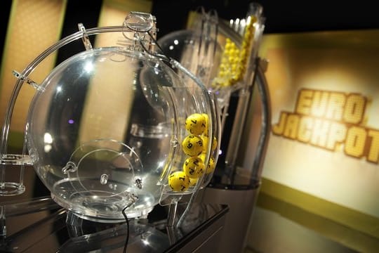 Ziehungsgerät im Eurojackpot-Ziehungsstudio im finnischen Helsinki. Ein Lottospieler aus Berlin hat im Eurojackpot eine große Summe gewonnen. Ziehungsgerät im Eurojackpot-Ziehungsstudio im finnischen Helsinki. Ein Lottospieler aus Berlin hat im Eurojackpot eine große Summe gewonnen.
