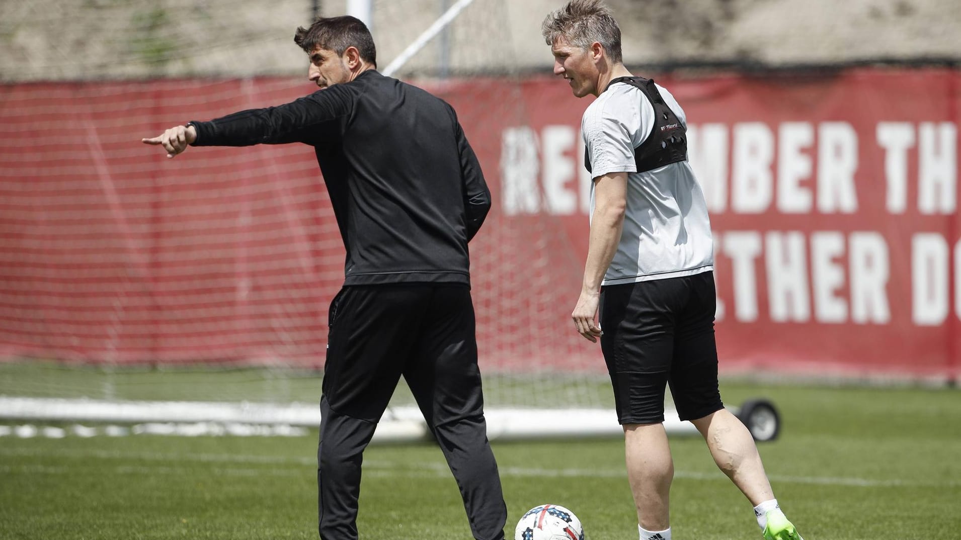 Klare Vorstellungen: Paunovic (li.) und Schweinsteiger im Training bei Chicago.