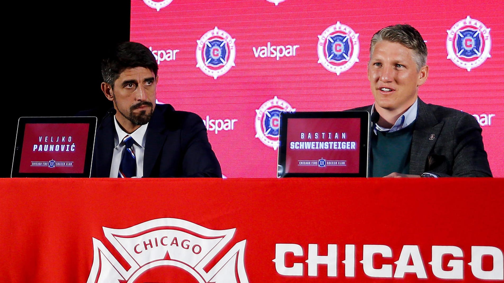 Der Anfang: Paunovic und Schweinsteiger auf der Vorstellung des Deutschen am 29. März 2017.