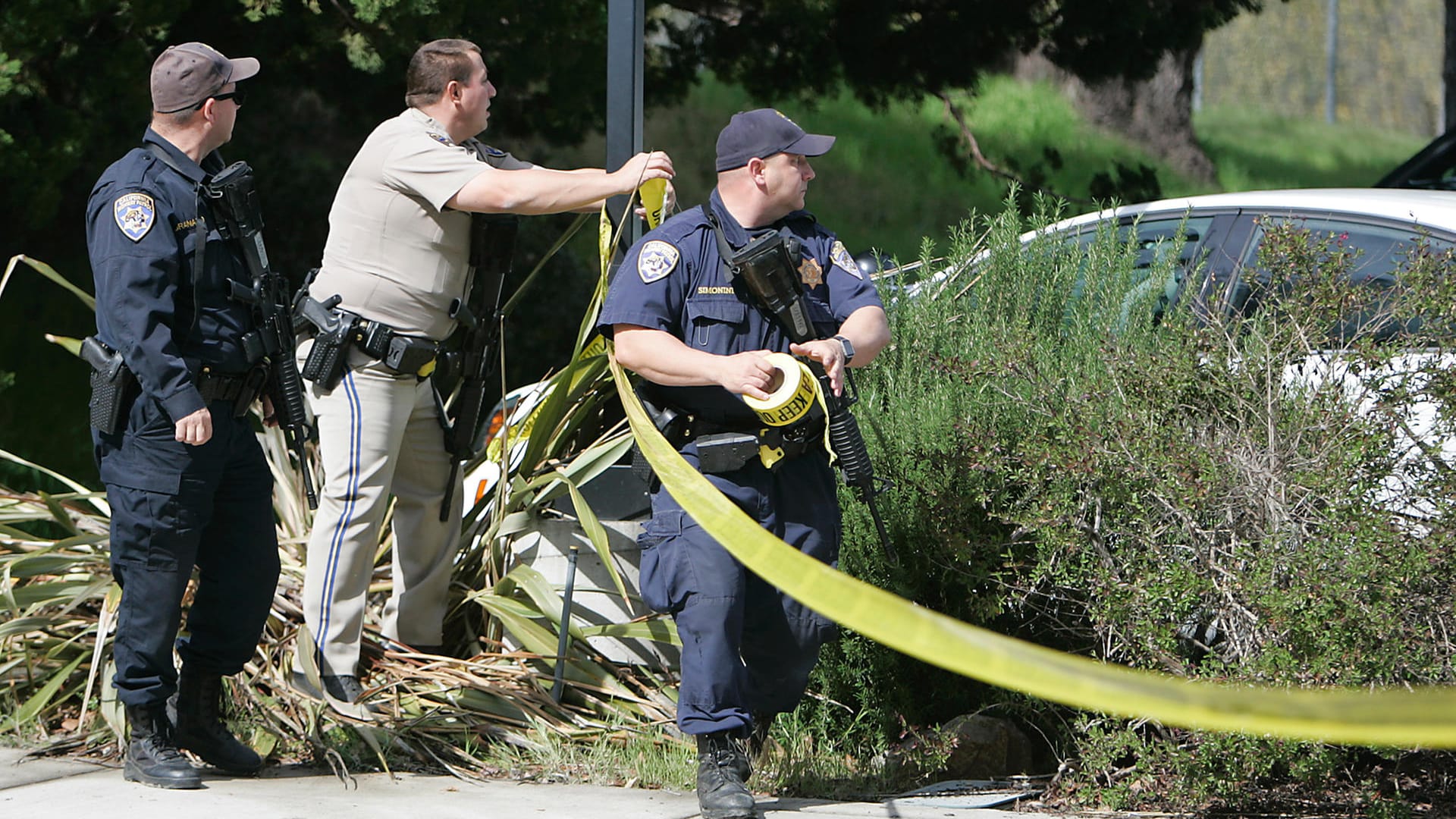 Die Polizei sperrt das Gelände des Seniorenheims für Veteranen in Yountville weiträumig ab. Drei Geiseln und der Todesschütze sterben. Die Polizei sperrt das Gelände des Seniorenheims für Veteranen in Yountville weiträumig ab. Drei Geiseln und der Todesschütze sterben.