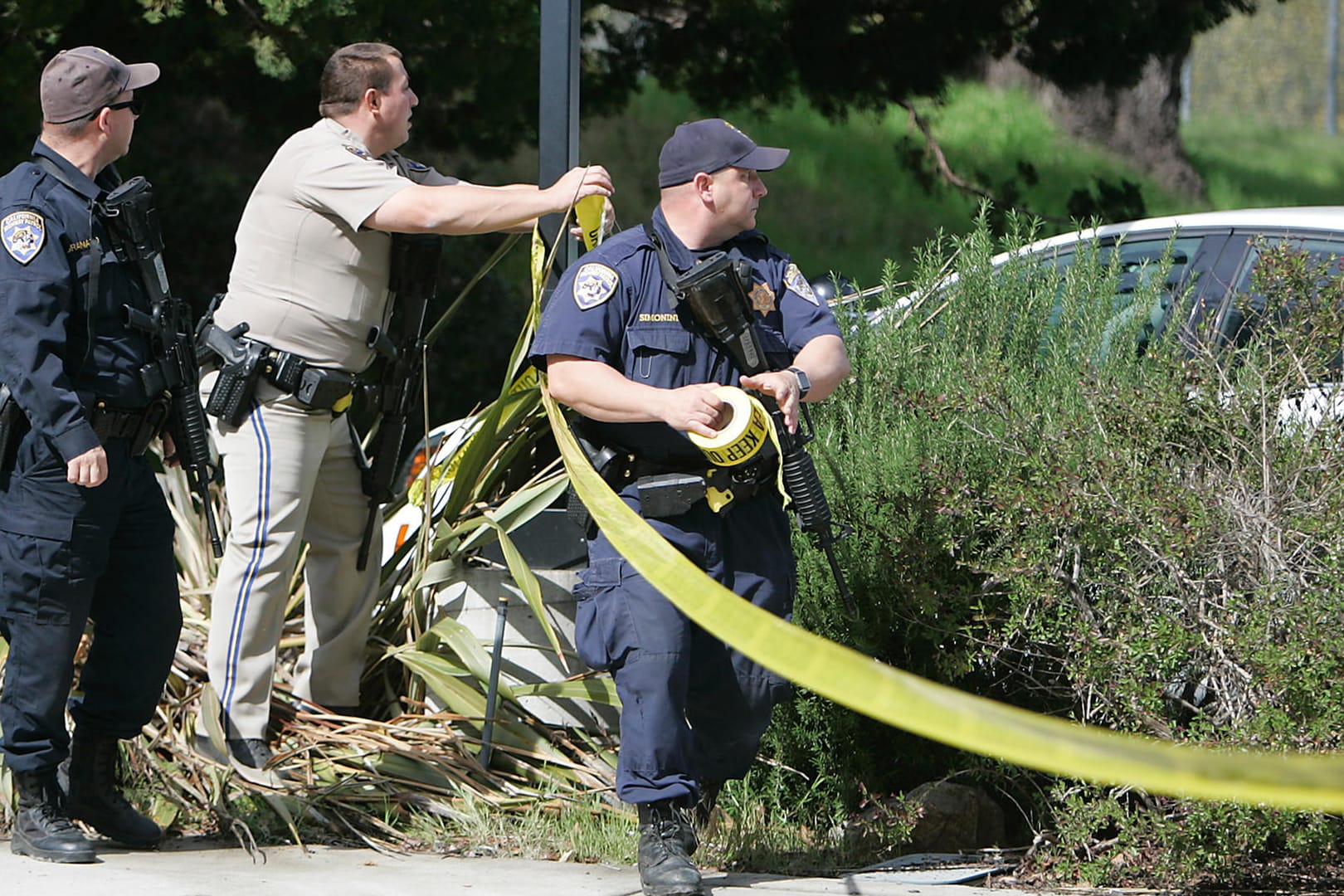 Die Polizei sperrt das Gelände des Seniorenheims für Veteranen in Yountville weiträumig ab. Drei Geiseln und der Todesschütze sterben.