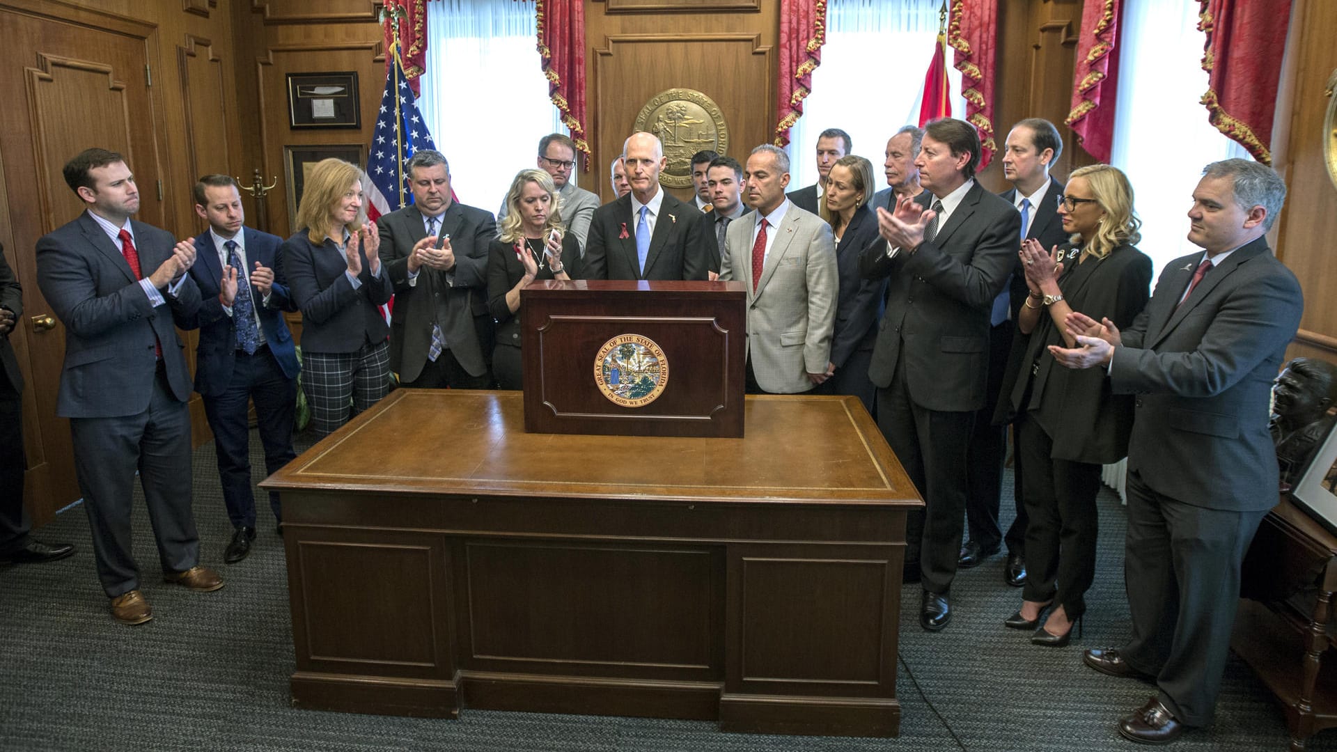 Floridas Gouverneur Rick Scott: In der Anwesenheit von Agehörigen der Opfer des Schulmassakers vom 14. Februar unterzeichnet er ein strengeres Waffengesetz.