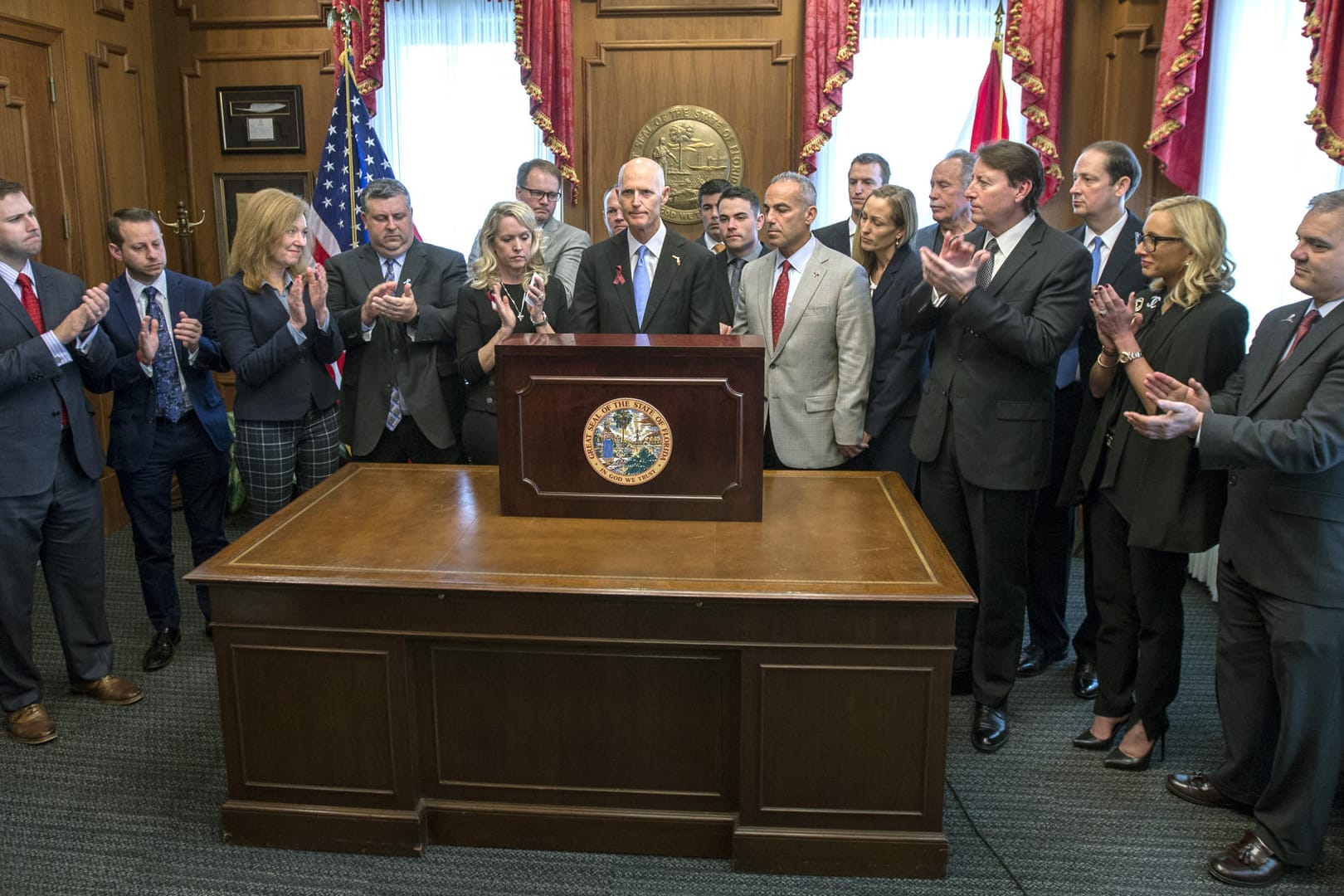 Floridas Gouverneur Rick Scott: In der Anwesenheit von Agehörigen der Opfer des Schulmassakers vom 14. Februar unterzeichnet er ein strengeres Waffengesetz.