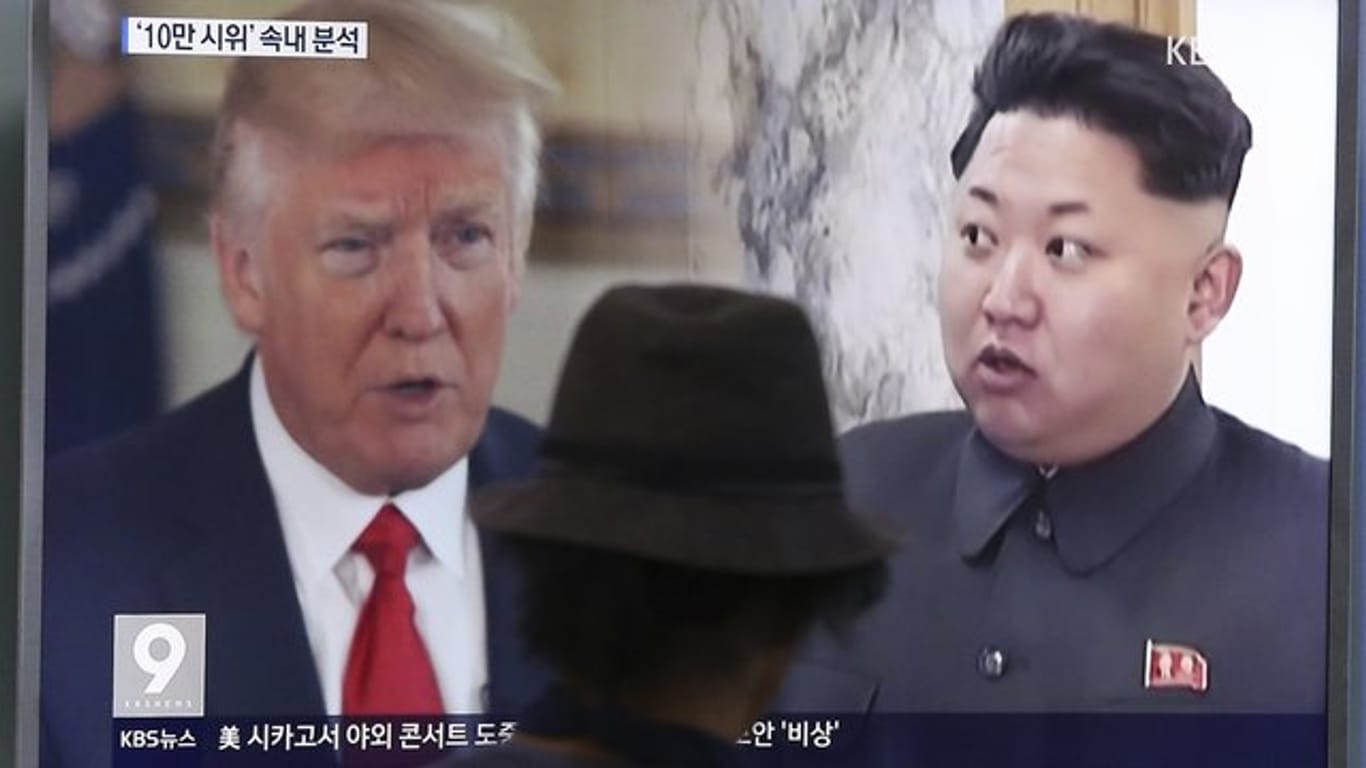 Bildschirm, auf dem von einem Nachrichtensender Bilder von Nordkoreas Staatschef Kim Jong Un und US-Präsident Donald Trump gezeigt werden.