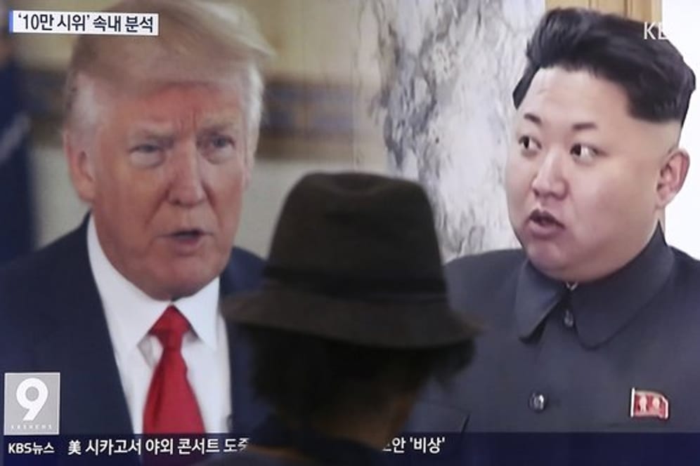 Bildschirm, auf dem von einem Nachrichtensender Bilder von Nordkoreas Staatschef Kim Jong Un und US-Präsident Donald Trump gezeigt werden.