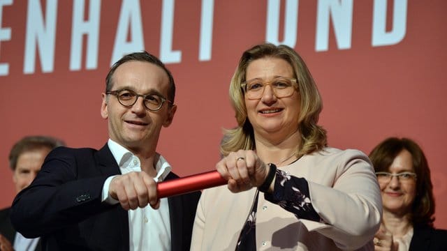 Stabübergabe: Der zukünftige Bundesaußenminister Heiko Maas und Anke Rehlinger nach ihrer Wahl zur saarländischen SPD-Chefin. Stabübergabe: Der zukünftige Bundesaußenminister Heiko Maas und Anke Rehlinger nach ihrer Wahl zur saarländischen SPD-Chefin.