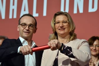 Stabübergabe: Der zukünftige Bundesaußenminister Heiko Maas und Anke Rehlinger nach ihrer Wahl zur saarländischen SPD-Chefin.