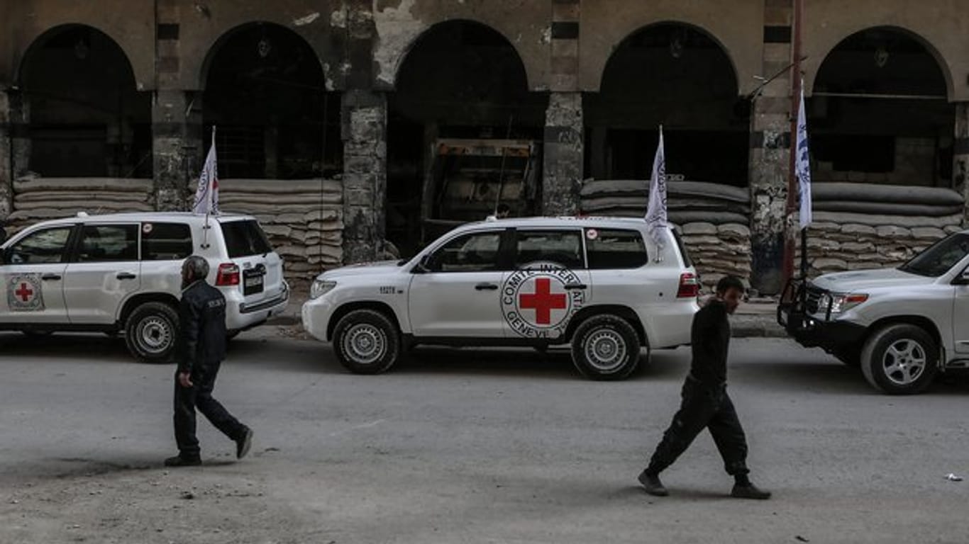 Ein Hilfskonvoi fährt durch die syrische Stadt Duma.