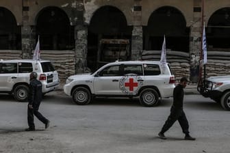 Ein Hilfskonvoi fährt durch die syrische Stadt Duma.