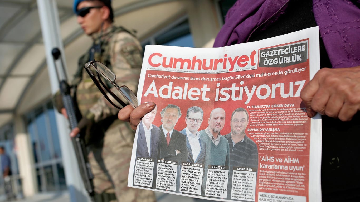 Die Schlagzeile der Cumhuriyet zum Prozessbeginn im September 2017: "«Wir wollen Gerechtigkeit» und demonstrieren vor einem Prozess, bei dem Journalisten wegen Terror-Unterstützung angeklagt sind."