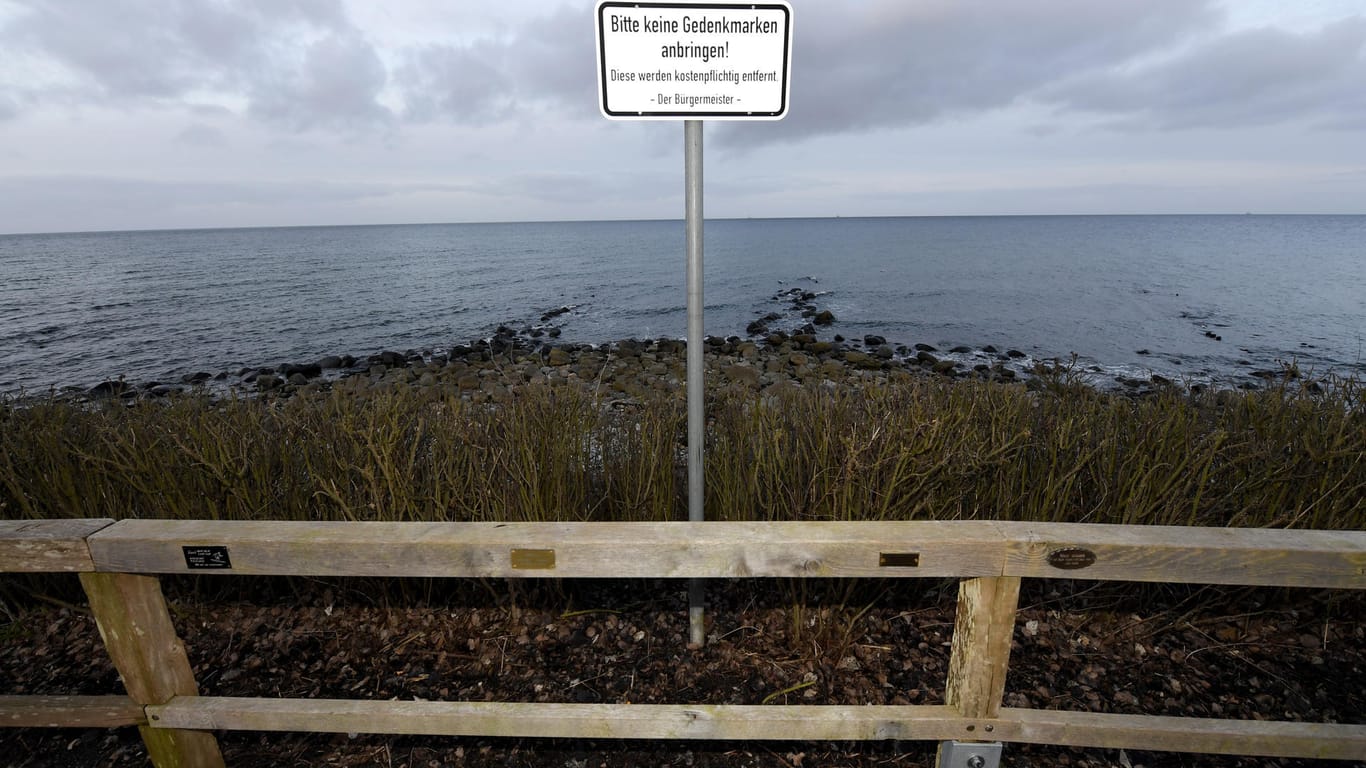 Die Gemeinde Strande in Schleswig-Holstein: «Bitte keine Gedenkmarken anbringen» steht auf einem Schild am Ostseestrand bei Bülk.