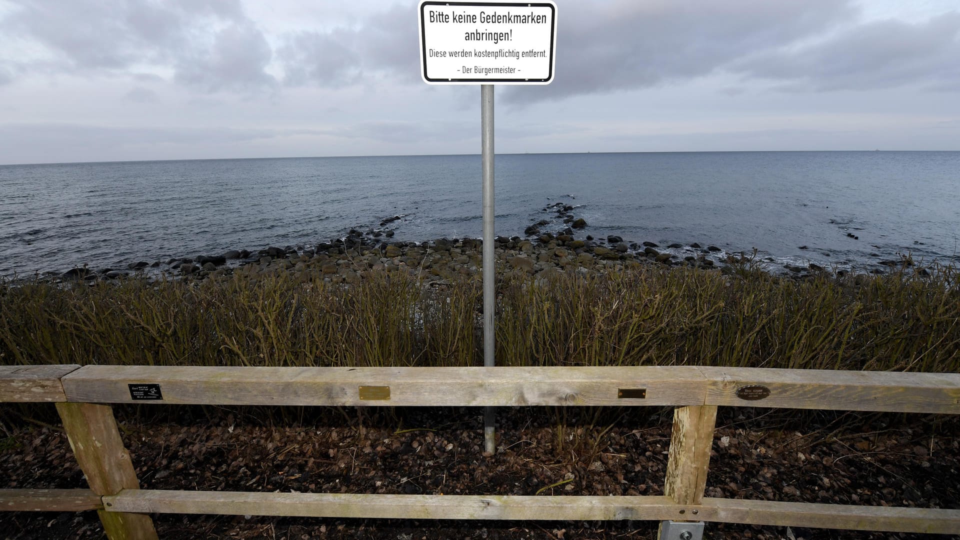 Die Gemeinde Strande in Schleswig-Holstein: «Bitte keine Gedenkmarken anbringen» steht auf einem Schild am Ostseestrand bei Bülk.