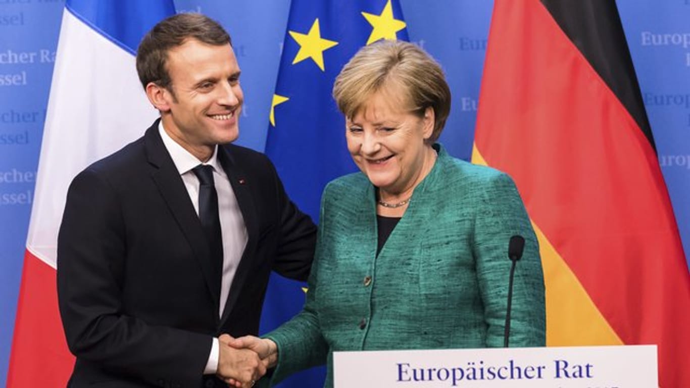 Kanzlerin Angela Merkel (CDU, r) und Frankreichs Präsident Emmanuel Macron beim EU-Gipfel in Brüssel.