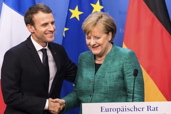 Kanzlerin Angela Merkel (CDU, r) und Frankreichs Präsident Emmanuel Macron beim EU-Gipfel in Brüssel.