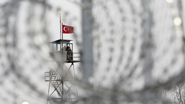 Griechenland, Nea Vyssa: Ein türkischer Wachturm hinter einem Hochsicherheitszaun an der Grenze zwischen Griechenland und der Türkei in Neva Vyssa, Evros. Griechenland, Nea Vyssa: Ein türkischer Wachturm hinter einem Hochsicherheitszaun an der Grenze zwischen Griechenland und der Türkei in Neva Vyssa, Evros.