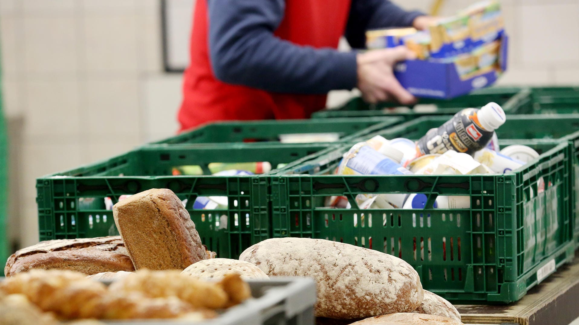 Lebensmittel werden in der Ausgabestelle der Essener Tafel einsortiert: Die Tafeln in Deutschland beklagten das Versagen der Sozialpolitik.