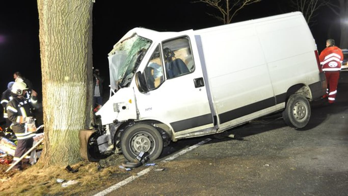 Das Wrack des Transporters steht nach dem Unfall auf der B168 bei Liebrose an einem Baum.
