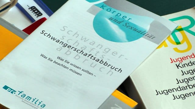 Bücher und Informationshefte liegen in einem Raum der Familienberatungsstelle der Diakonie. Bücher und Informationshefte liegen in einem Raum der Familienberatungsstelle der Diakonie.