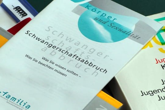 Bücher und Informationshefte liegen in einem Raum der Familienberatungsstelle der Diakonie.