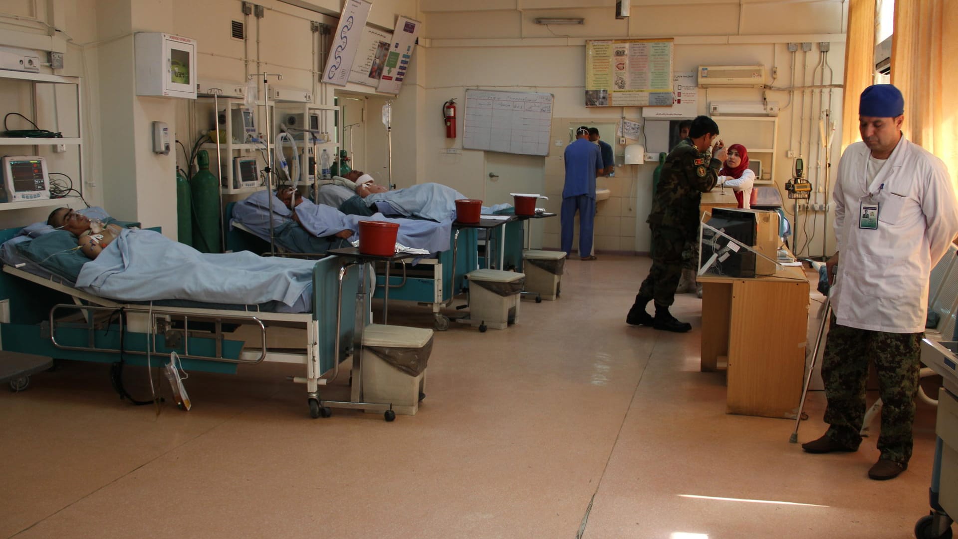 Ein Miltiärkrankenhaus in Afghanistan: Immer wieder kommt es blutigen Auseinandersetzungen zwischen afghanischen Soldaten und den Taliban. Ein Miltiärkrankenhaus in Afghanistan: Immer wieder kommt es blutigen Auseinandersetzungen zwischen afghanischen Soldaten und den Taliban.