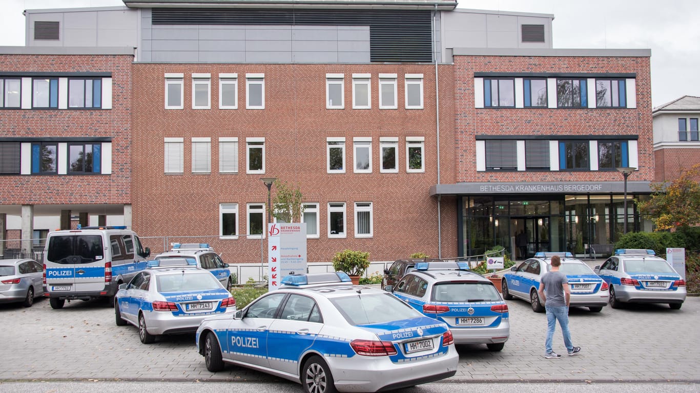 Ein Krankenhaus in Hamburg: die Beifahrerin des toten Motorradfahrers musste behandelt werden.