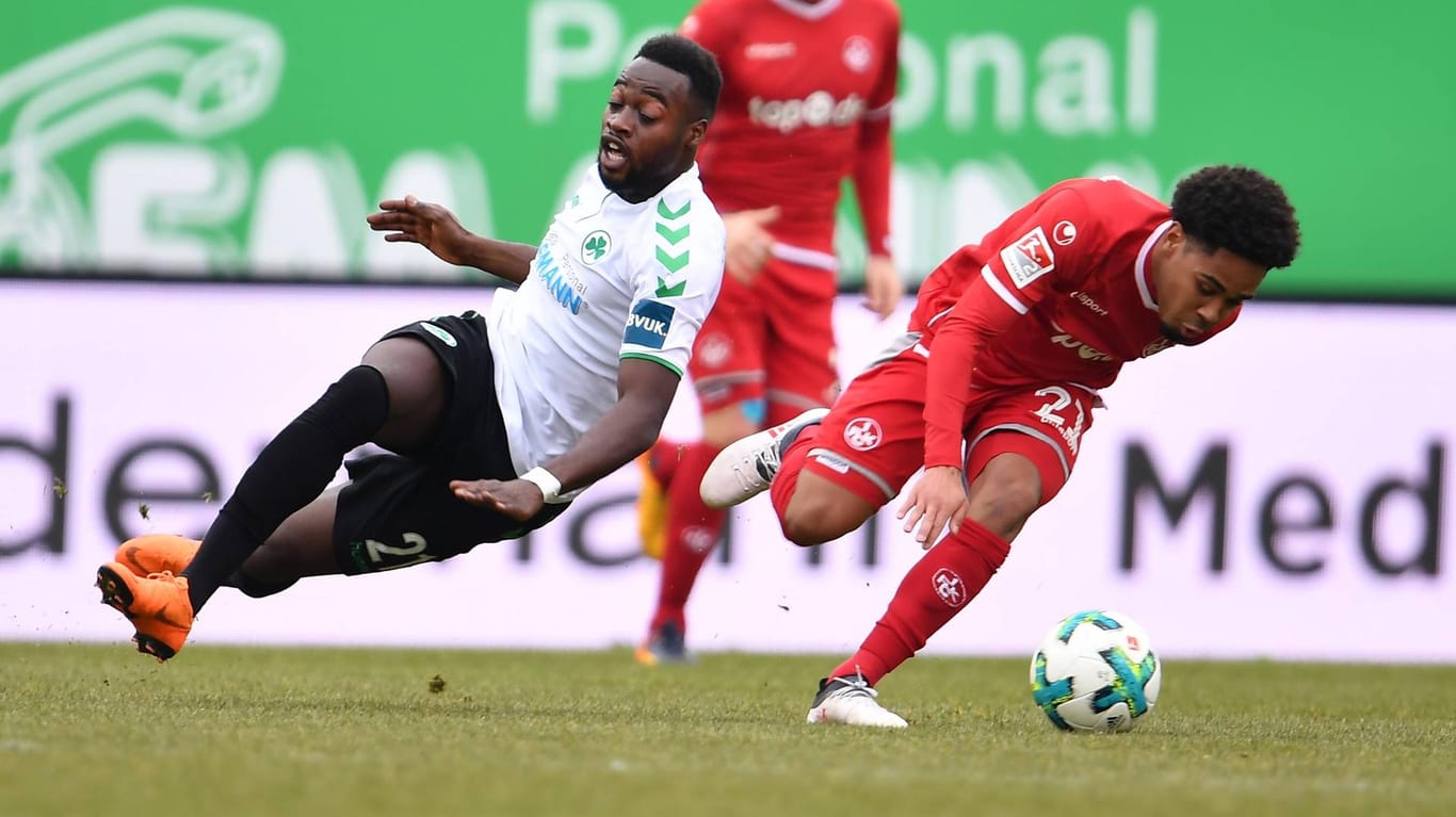 Kaiserslautern Philipp Mwene (r.) schüttelt seinen Gegenspieler Khaled Narey ab.