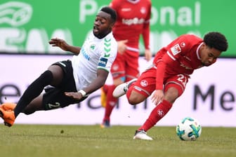 Kaiserslautern Philipp Mwene (r.) schüttelt seinen Gegenspieler Khaled Narey ab.