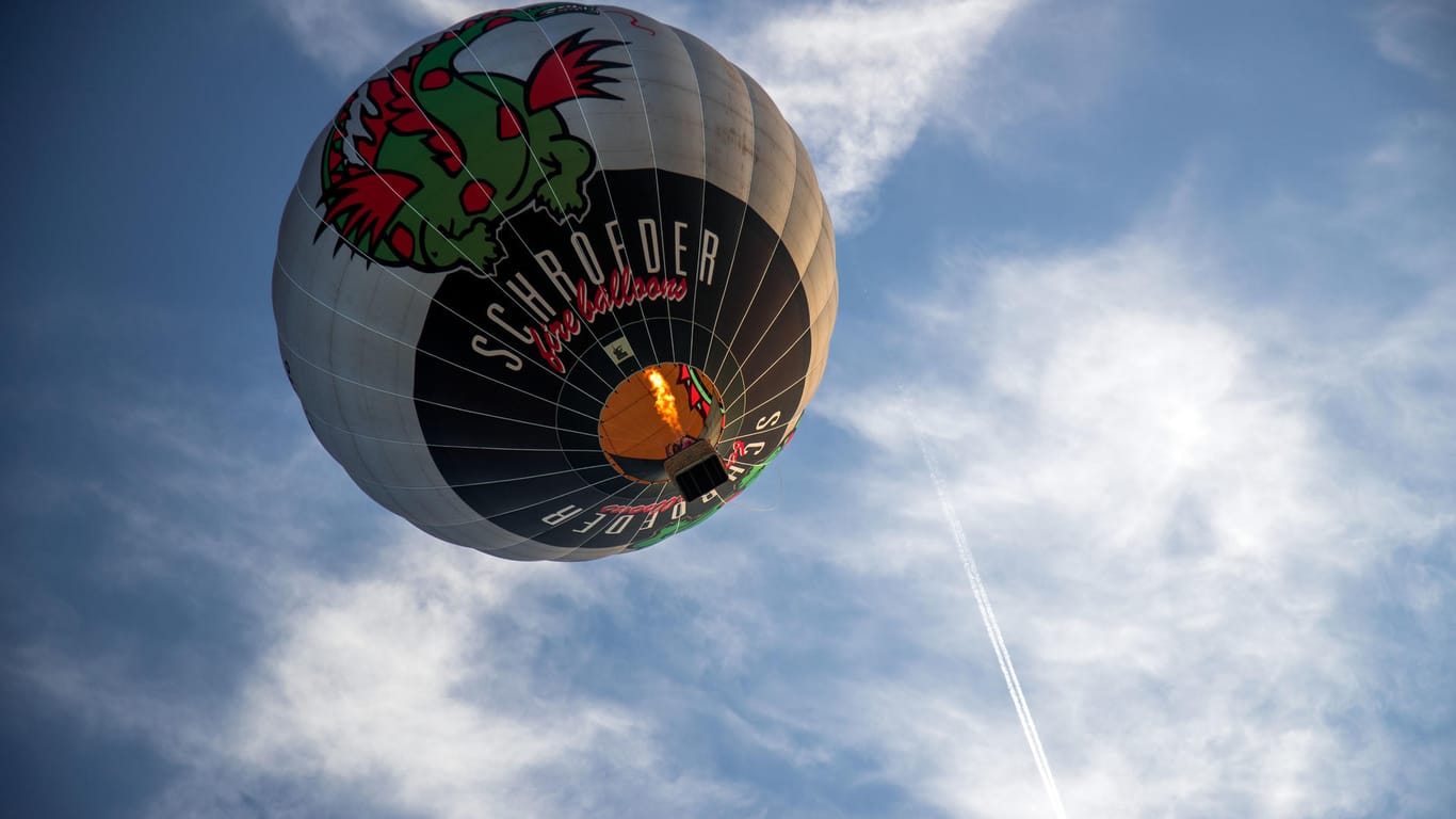 Heißluftballon: in Oberbayern blieb ein Ballon in Bäumen hängen. Der Sachschaden ist immens.