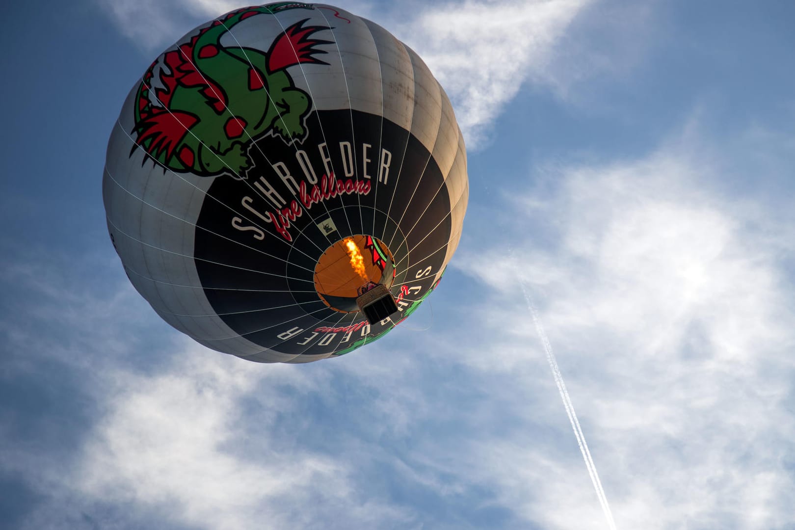 Heißluftballon: in Oberbayern blieb ein Ballon in Bäumen hängen. Der Sachschaden ist immens.